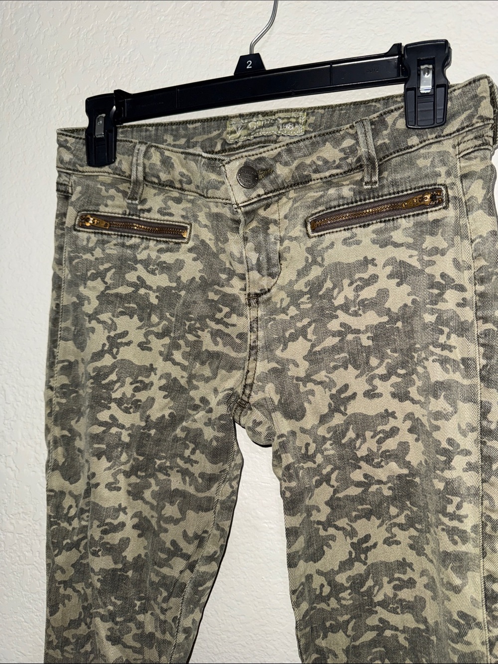 Guess Women's Camo Skinny Jeans in Olive and Tan